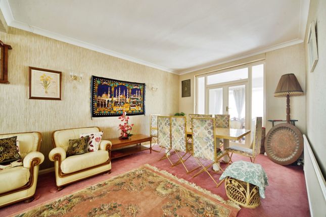 24, Queen Elizabeths Drive, London photo 4