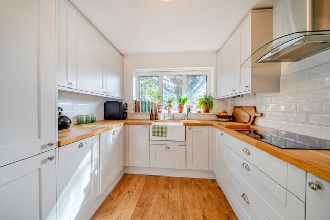 3, Radford Close, Surrey photo 4