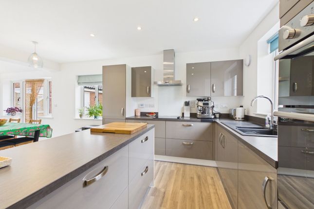 7, Harvest Road, Attleborough photo 4