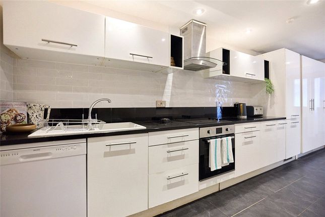 (SL) Garden Flat, 160, Holland Road, London photo 3