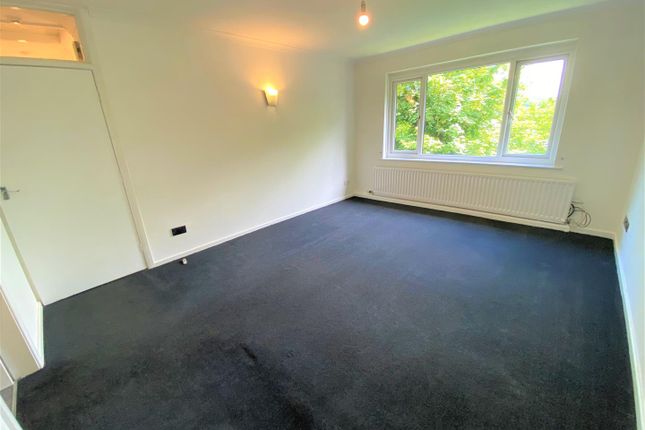 11, Baildon Wood Court, Shipley photo 2