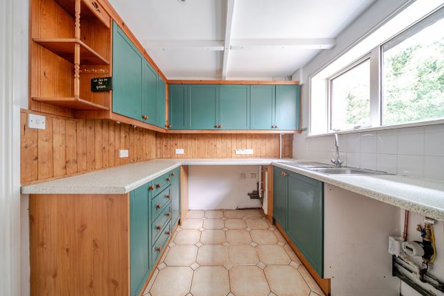 17, Hartsgrove, Godalming photo 2