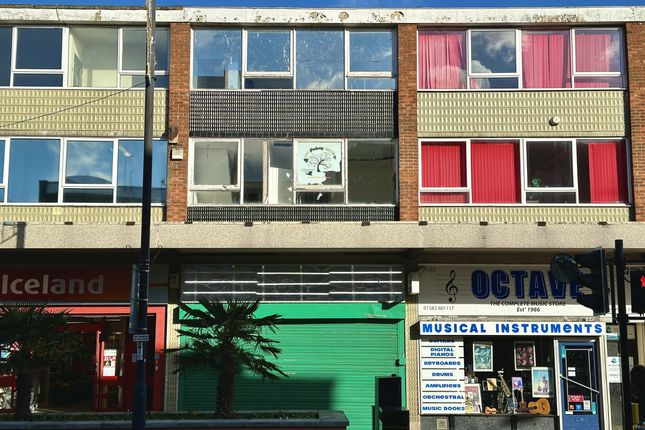Retail premises to let in 64 High Street North, Dunstable, Bedfordshire