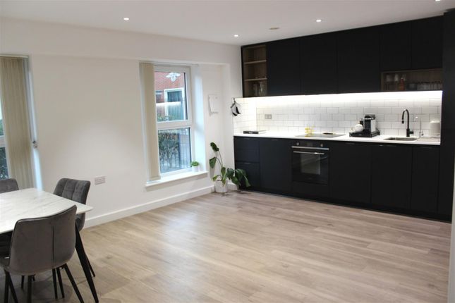 Flat 4, Fairbank House, 13 Beaufort Square, London photo 4