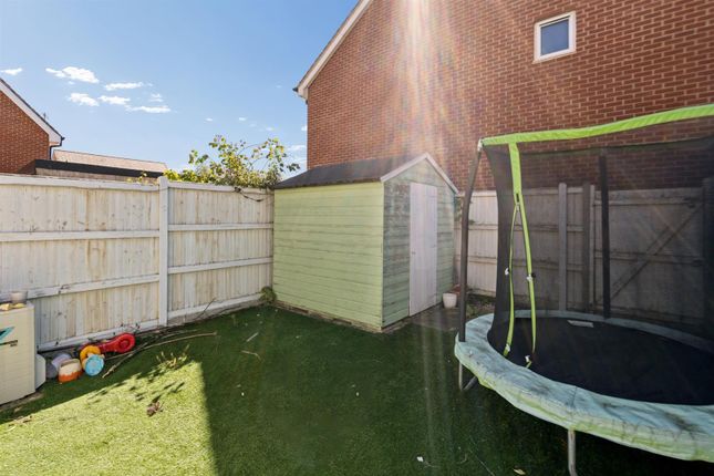 16, Kensal Green Drive, Maidenhead photo 4