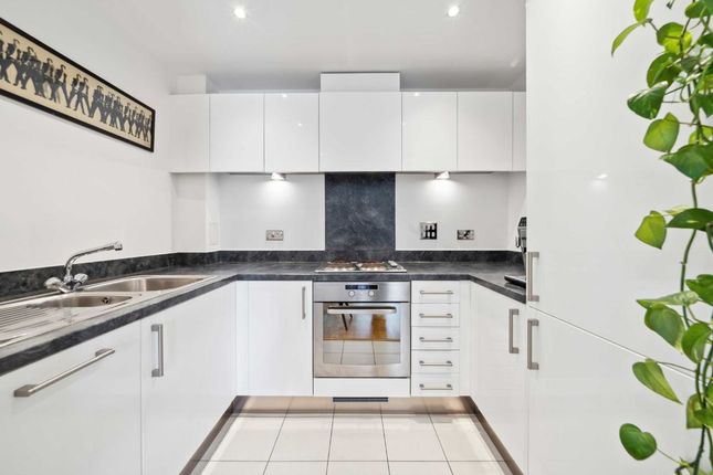 Flat for sale in Battersea Park Road, London