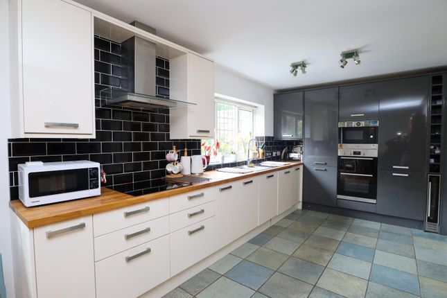 86, Chaldon Way, Coulsdon photo 2