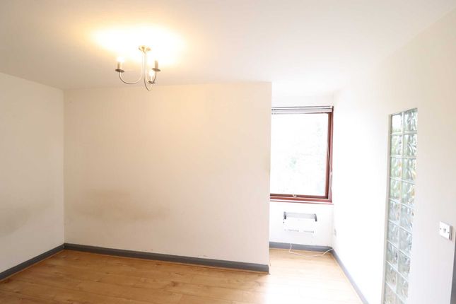 Flat to rent in Buckingham Place, High Wycombe