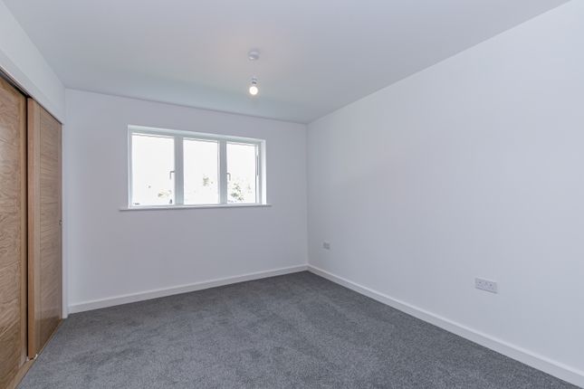 Flat to rent in Newlands Drive, Grove, Wantage