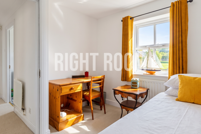 Room 1, Fluellen Place, Bicester, Fareham photo 3