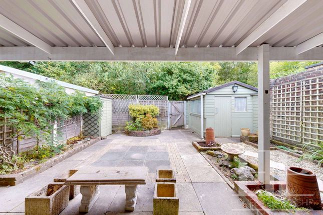 20 Nymans Court Forestfield, Crawley photo 2