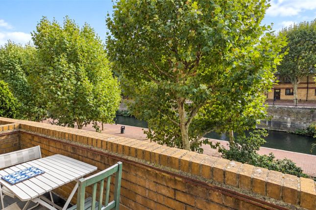 Waveney Close, London photo 5