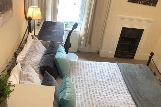 Room to rent in Room 3, 18 Rupert Road, Guildford, 7Ne- No Admin Fees!