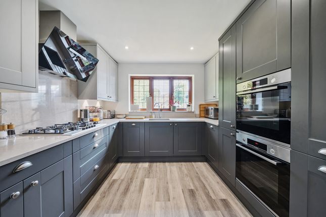 15, Oaklands, Leatherhead photo 3
