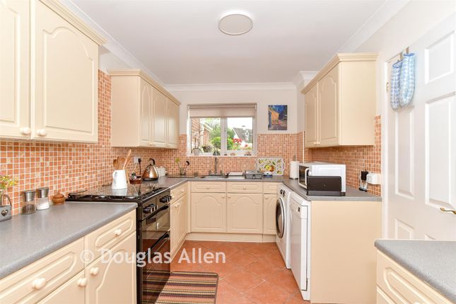 4, Wyatts Green Lane, Brentwood photo 3