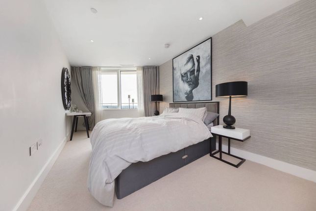 Flat to rent in Lombard Wharf, Battersea Square, London