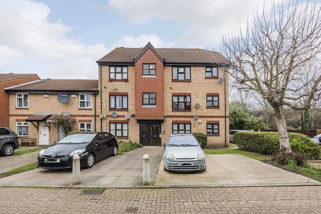 Thumbnail Flat for sale in Turnstone Close, London