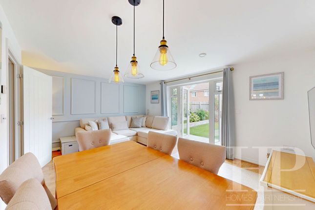 20 Daffodil Crescent, Crawley photo 2