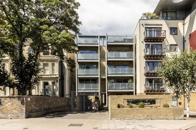 Flat for sale in Savoy Mews, London