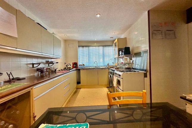 73 Keats Avenue, Romford photo 4