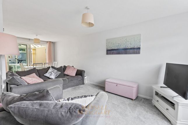 30 Avondale Close, Horley photo 4