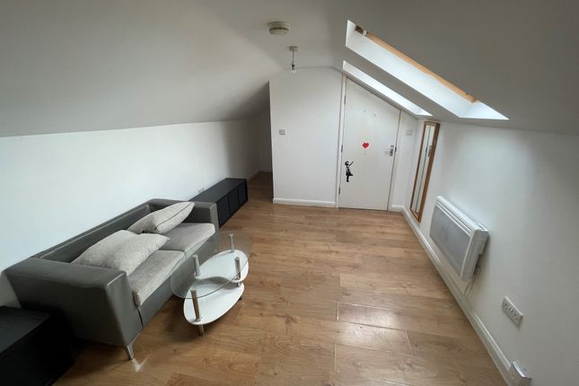 Flat 3, 114B, High Street, Watford photo 2