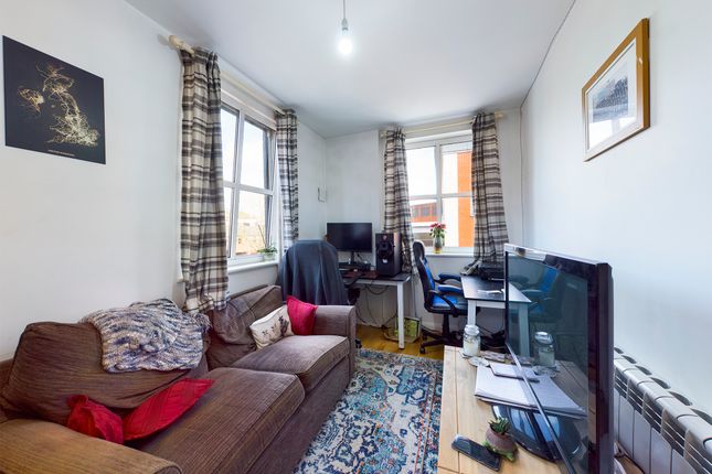 Flat to rent in Mendy Street, High Wycombe