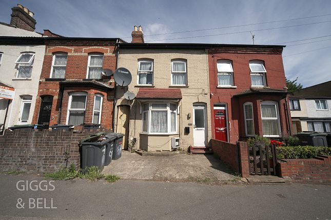 Thumbnail Flat for sale in Cromwell Road, Luton, Bedfordshire