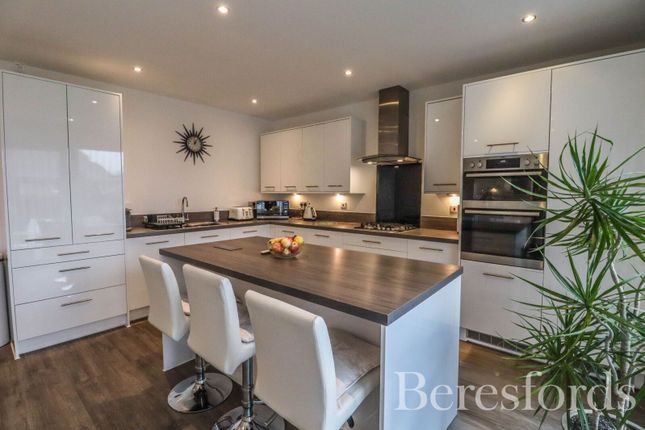 10, Dowsett Drive, Witham photo 3