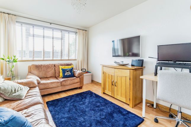 Maisonette for sale in Swallowdale, South Croydon