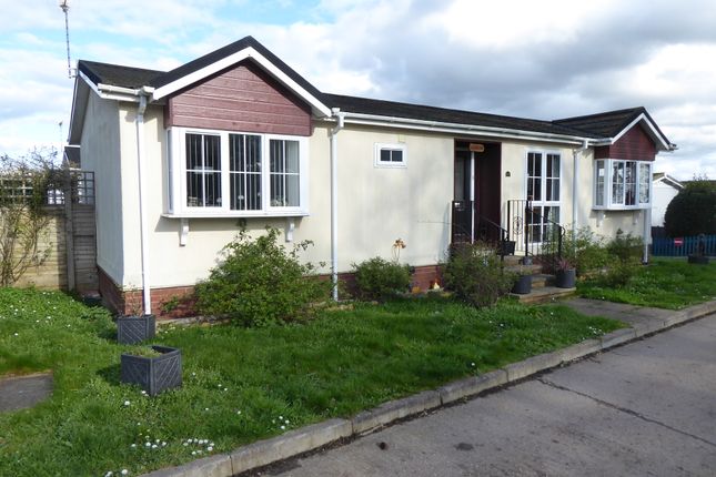 Thumbnail Mobile/park home for sale in Loddon Court Farm Park, Beech Hill Road, Spencers Wood, Reading