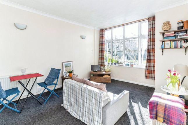 Flat 4, Pine Court,, Middle Warberry Road, Devon photo 3