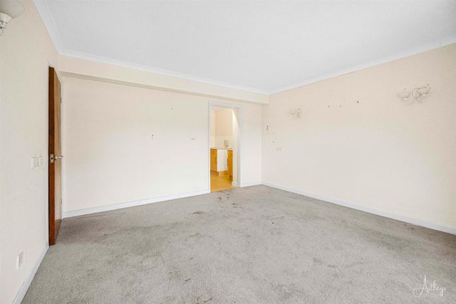 13 Parklands Court, Swansea photo 4