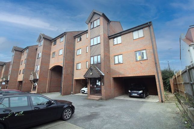 Flat for sale in Nightingale Court, Waldeck Road, Luton