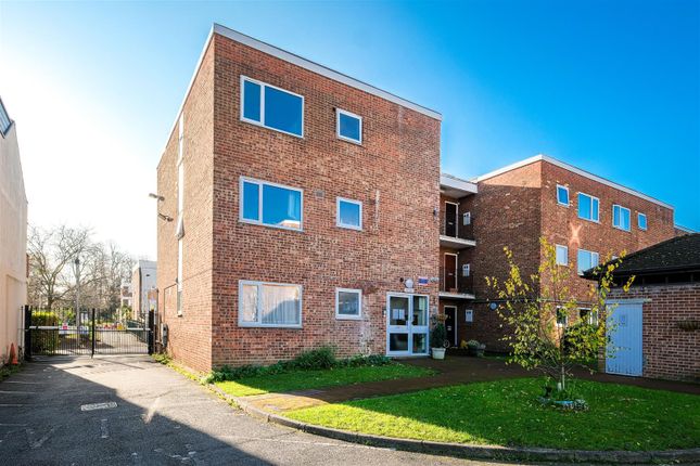 Flat 1.  Highland Court, Gordon Road, South Woodford photo 2