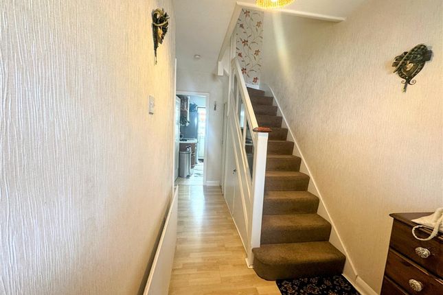 27, Carr Road, Northolt photo 3