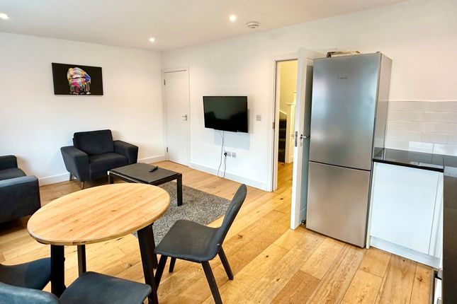 Duplex to rent in Eastmead, Farnborough