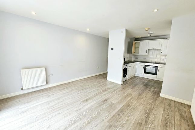 5, Esparto Way, Dartford photo 2