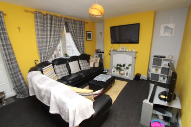 37, Wharncliffe Drive, Bradford photo 2