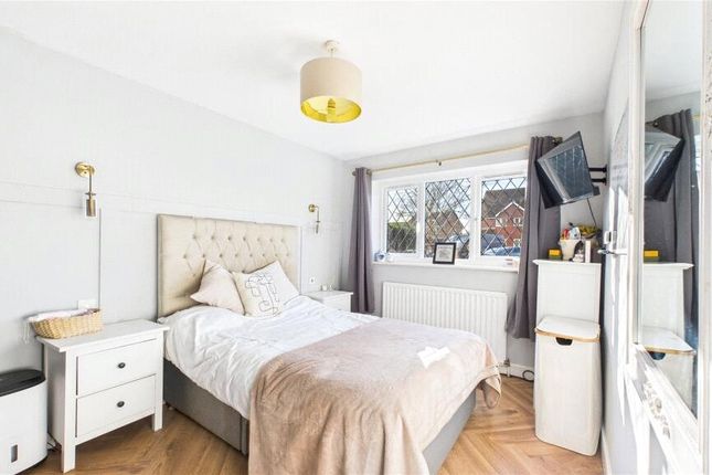 28, Meadowbank Road, Surrey photo 4