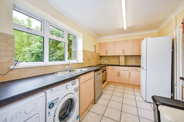 Room 4, 70, Wavell Way, Winchester photo 4