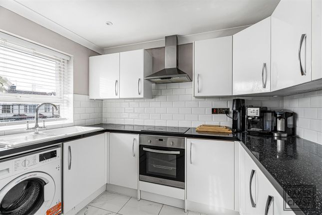 335, Carterhatch Lane, Enfield photo 4