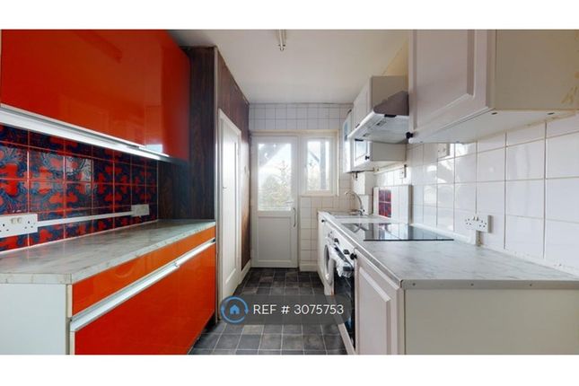 Flat, Wendover Court Western Avenue, London photo 5