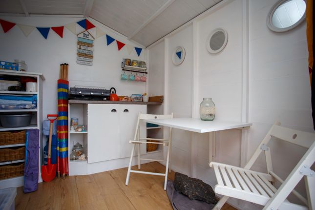 Beach Hut 285, Golf Road, Felixstowe photo 3