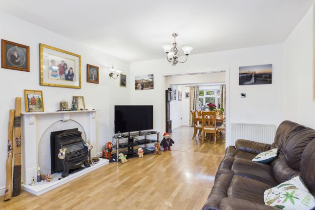 2, Lincoln Close, Ashton-under-Lyne photo 2