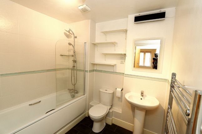 Flat to rent in Romside Place, Romford