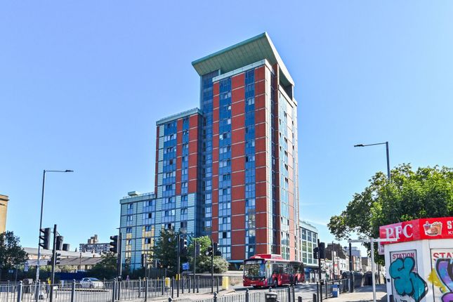 2-bed flat on Fusion Building, Canary Wharf, £250,000