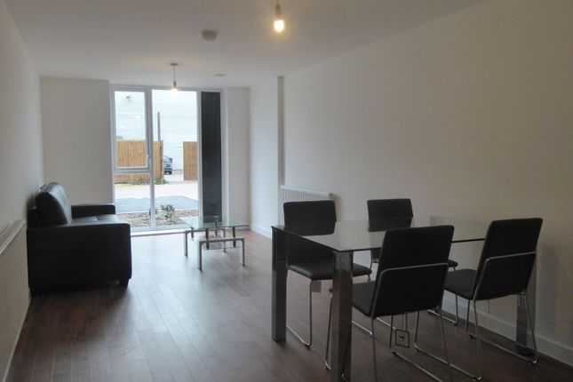 6, Flat 3, Oscar Wilde Road, Reading photo 2