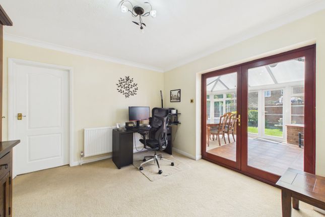 7, Chaucer Close, Wokingham photo 4