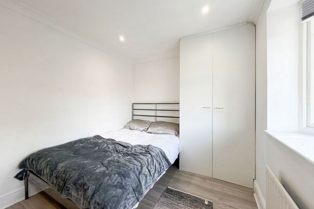 Studio Room, 21 Belgrave Mews, Uxbridge photo 2